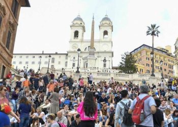 Foto Fabrizio Corradetti/LaPresse
08 - 04 - 2018 Roma, Italia
Cronaca
Scalinata di Trinita' dei Monti piena di turisti
Nella foto: Turisti bivaccano sulla scalinata di Trinita' dei MontiPhoto Fabrizio Corradetti/LaPresse
April 08th, 2018 Roma, Italy
News
Scalinata di Trinita' dei Monti piena di turisti
In the photo: