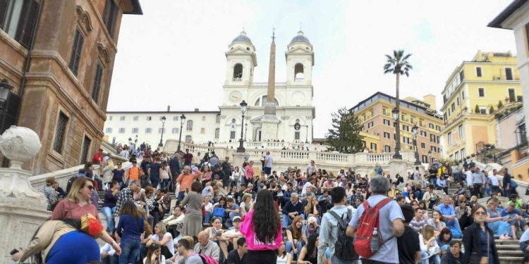 Foto Fabrizio Corradetti/LaPresse
08 - 04 - 2018 Roma, Italia
Cronaca
Scalinata di Trinita' dei Monti piena di turisti
Nella foto: Turisti bivaccano sulla scalinata di Trinita' dei MontiPhoto Fabrizio Corradetti/LaPresse
April 08th, 2018 Roma, Italy
News
Scalinata di Trinita' dei Monti piena di turisti
In the photo: