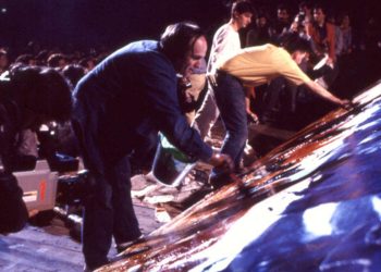 Mario Schifano all'opera in piazza dell'Annunziata a Firenze nel 1985 (Foto di Marcello Gianvenuti)