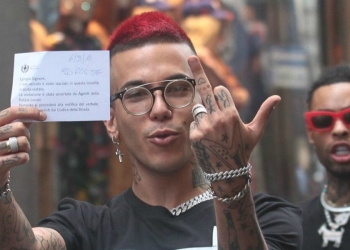 Sfera Ebbasta rivolto ai fotografi dopo avere preso una multa per divieto di sosta in via Montenapoleone a Milano (LaPresse)