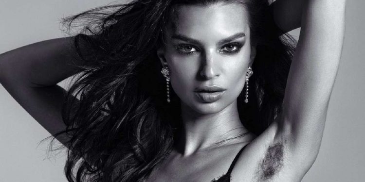 Emily Ratajkowski, foto peli sotto le ascelle