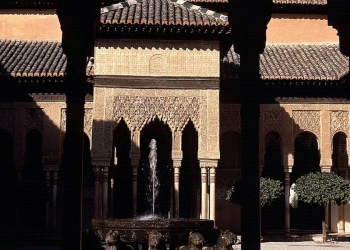 Granada, Alhambra: il patio e la fontana dei leoni (LaPresse)