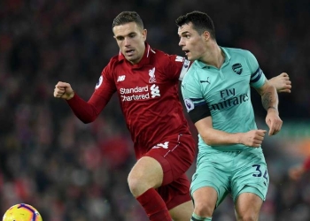 Calciomercato Roma - Xhaka (Arsenal) impegnato in un duello con Henderson (Liverpool) (Foto LaPresse)