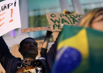 Attivisti manifestano in Brasile a favore dell'Amazzonia (LaPresse)