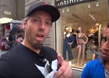 Blogger smaschera truffa stampe ad olio (foto Youtube)