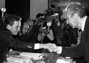 Stretta di mano tra Enrico Berlinguer e Aldo Moro