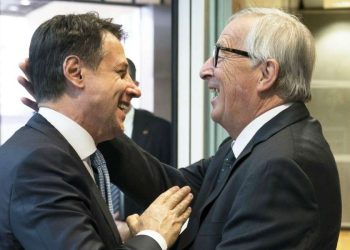 Giuseppe conte con l'ex presidente della Commissione Ue, Jean-Claude Juncker (Lapresse)