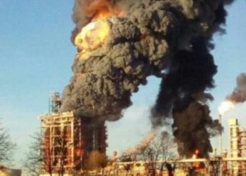 Esplosione raffineria Eni Sannazzaro de' Burgondi (foto Twitter)