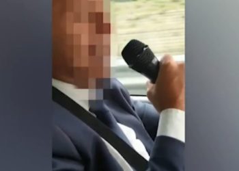 Autista carro funebre canta, foto da web