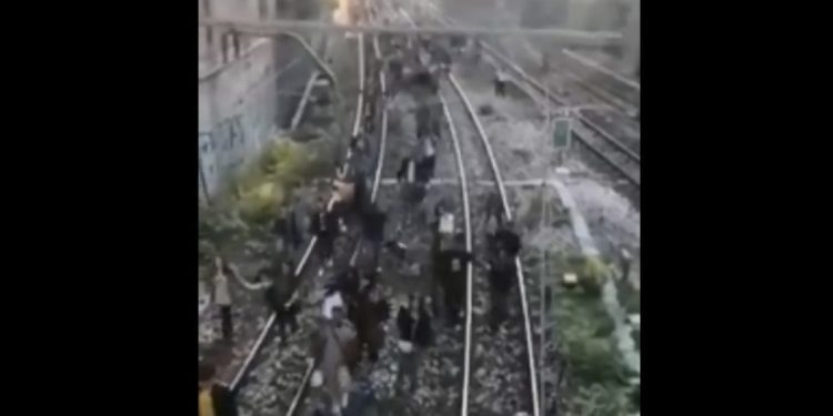 Fumo su treno Circumvesuviana, passeggeri sui binari (foto Facebook)