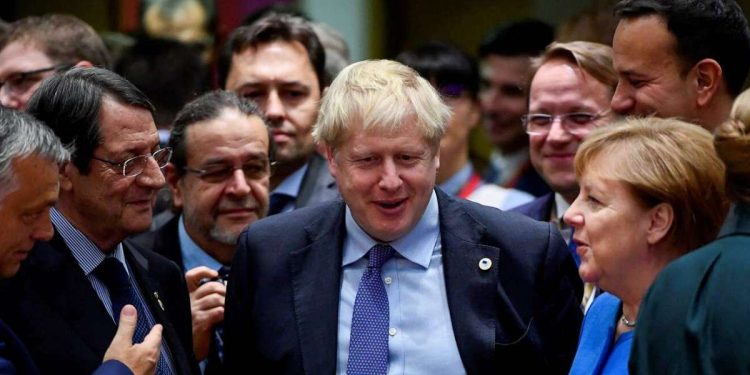 Boris Johnson insieme ad altri leader Ue (LaPresse)