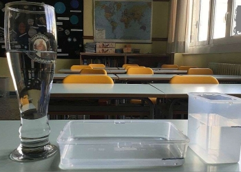 I recipienti sul banco utilizzati per l'esperimento