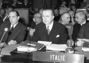 1959, delegazione italiana al congresso ministeriale della Nato: (da sin.) Fernando Tambroni, Giuseppe Pella, Giulio Andreotti (LaPresse)