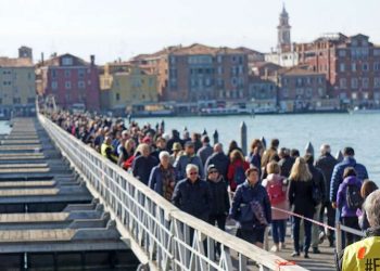 Venezia, ponte galleggiante per il cimitero di San Michele (LaPresse)