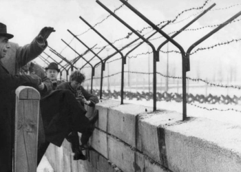 Il primo ministro dell'Iran, Amini, nel 1962 davanti al Muro di Berlino (LaPresse)