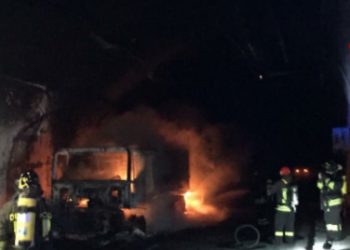 Incendio tir in galleria su autostrada A10, foto Vigili del Fuoco