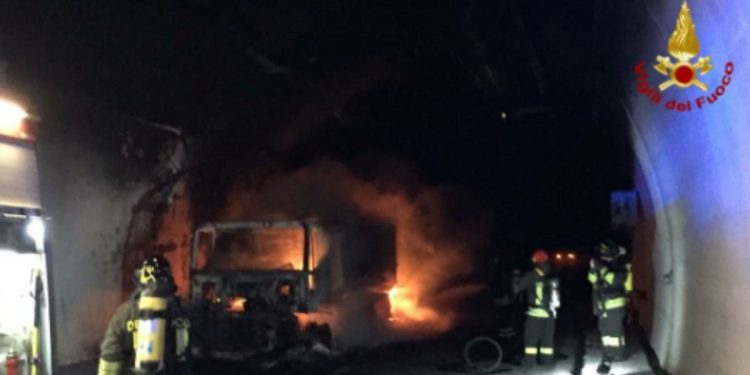 Incendio tir in galleria su autostrada A10, foto Vigili del Fuoco