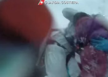 Faven, bimba eritrea salvata in mare a Lampedusa (foto Youtube)