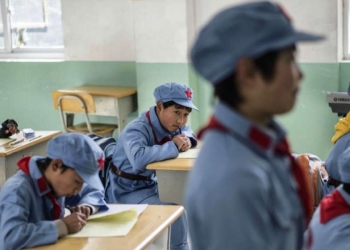 Studenti cinesi in uniforme militare