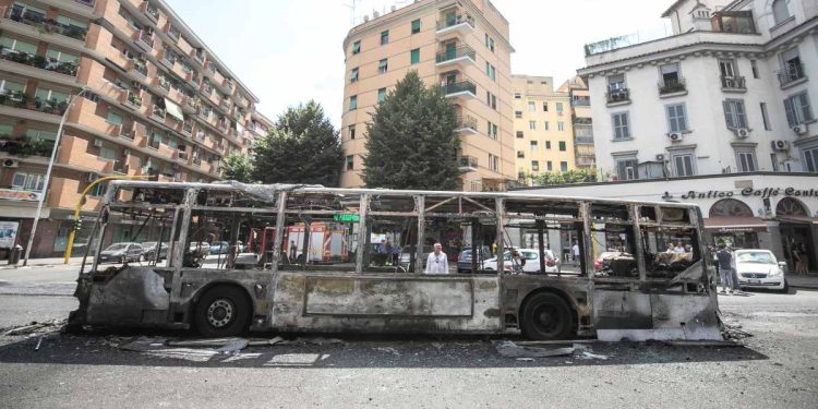 Bus atac in fiamme