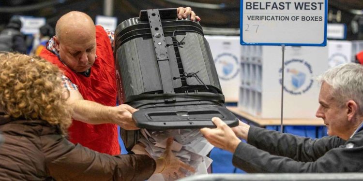 Operazioni di spoglio in Gran Bretagna dopo le elezioni del 12 dicembre (LaPresse)