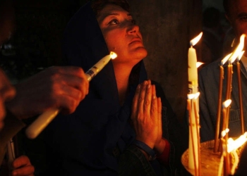 Fedeli in preghiera nella Basilica della Natività a Betlemme (Lapresse)