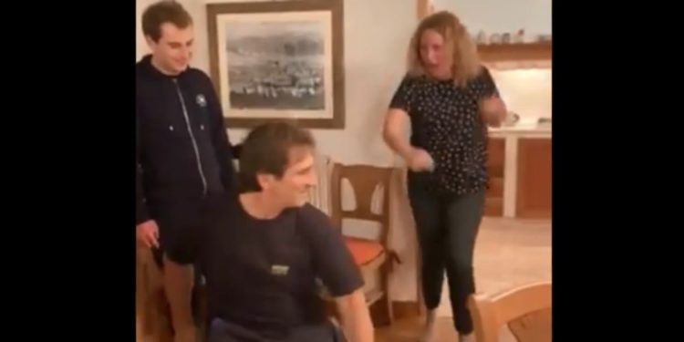 Alex Zanardi cade dalla sedia a rotelle, video Twitter