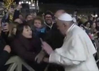 Papa schiaffeggia fedele