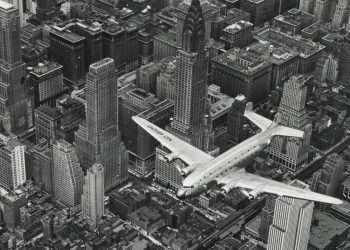 Bourke-White, aereo sorvola New York, 1939. Images by Margaret Bourke-White© (1939) The Picture Collection Inc. All right reserved