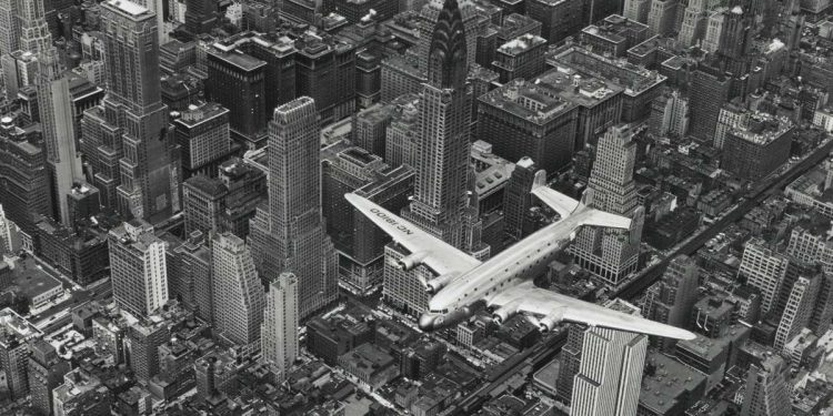 Bourke-White, aereo sorvola New York, 1939. Images by Margaret Bourke-White© (1939) The Picture Collection Inc. All right reserved