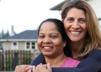 Asia Bibi con la giornalista francese che l'ha aiutata a scrivere il suo libro