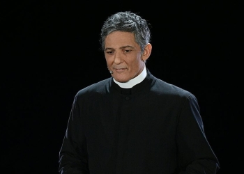 Fiorello vestito da prete al Festival di Sanremo 2020 (Foto: LaPresse)