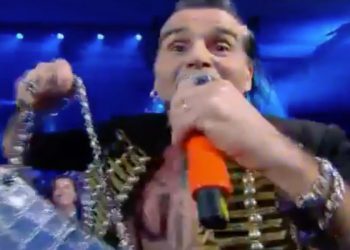 Piero Pelù "scippa" borsa a Sanremo 2020