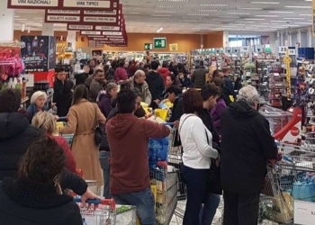 Covid: assembramenti in centri commerciali e supermarket