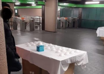 Abusivo a Milano vende mascherine (web)