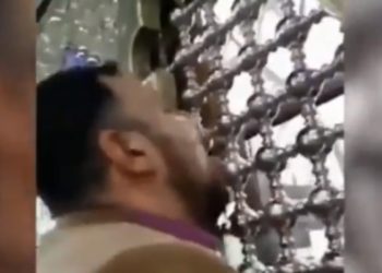 Fedeli in Iran baciano e leccano luoghi sacri (foto Youtube)