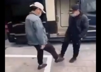 Saluto con i piedi (foto: Twitter)