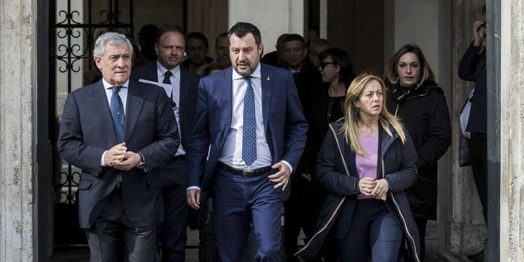 Antonio Tajani, Matteo Salvini e Giorgia Meloni escono da Palazzo Chigi (LaPresse)