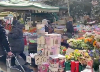 Coronavirus Milano, mercati pieni di gente