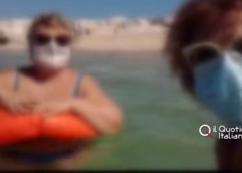 Coronavirus, a Bari al mare con la mascherina