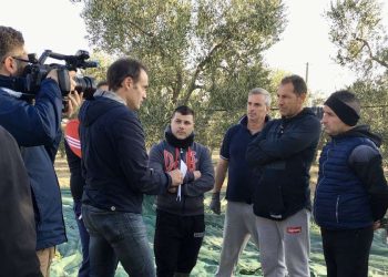 Con i ragazzi della Cooperativa Pietre di Scarto di Cerignola (Foggia) (Foto tv2000)
