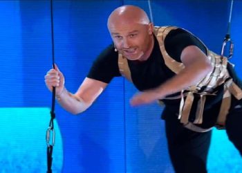 Rudy Zerbi sospeso in aria ad Amici 2020