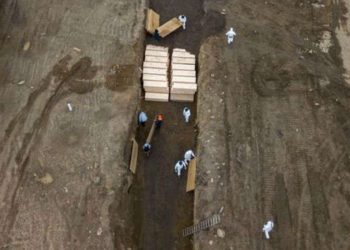 Fosse comuni scavate a New York