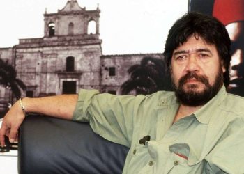 Luis Sepúlveda (1949-2020) nel 1999 (LaPresse)