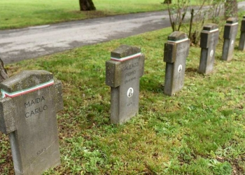 Un campo del Cimitero Maggiore a Milano (LaPresse)