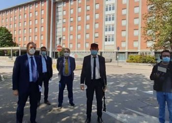 GIulio Gallera e Luigi Pelazza davanti al vecchio ospedale di Legnano (foto Facebook)