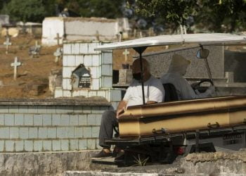 Cimiteri al collasso in Brasile (LaPresse)