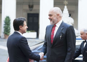 Il premier albanese Edi Rama con Giuseppe Conte (Foto LaPresse)