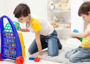 Bambini che giocano in casa