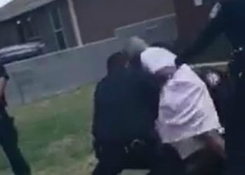 Il momento in cui i poliziotti gettano a terra l'anziana, foto da Facebook